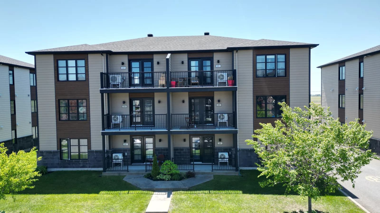 Immeuble locatif avec balcons, vu de face par drone